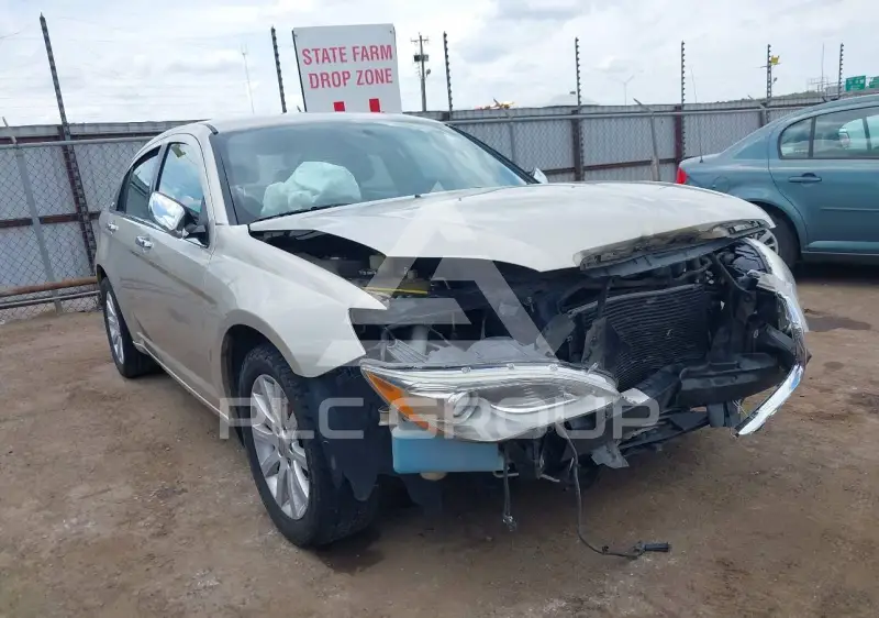 2013 Chrysler 200 photo