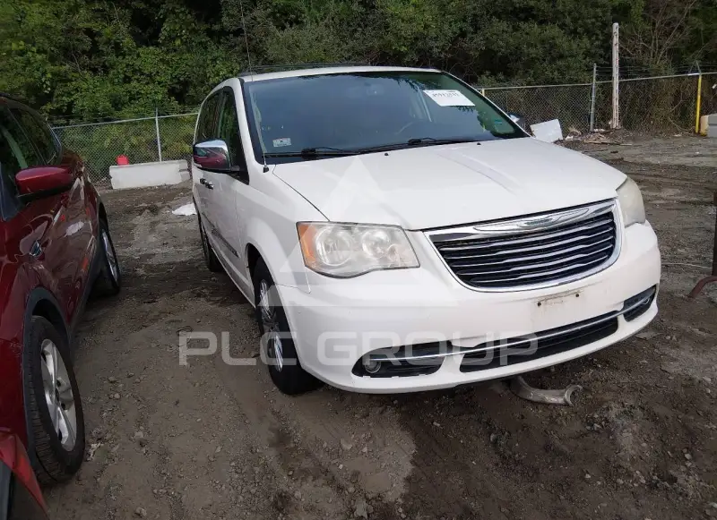 2013 Chrysler TOWN & COUNTRY photo