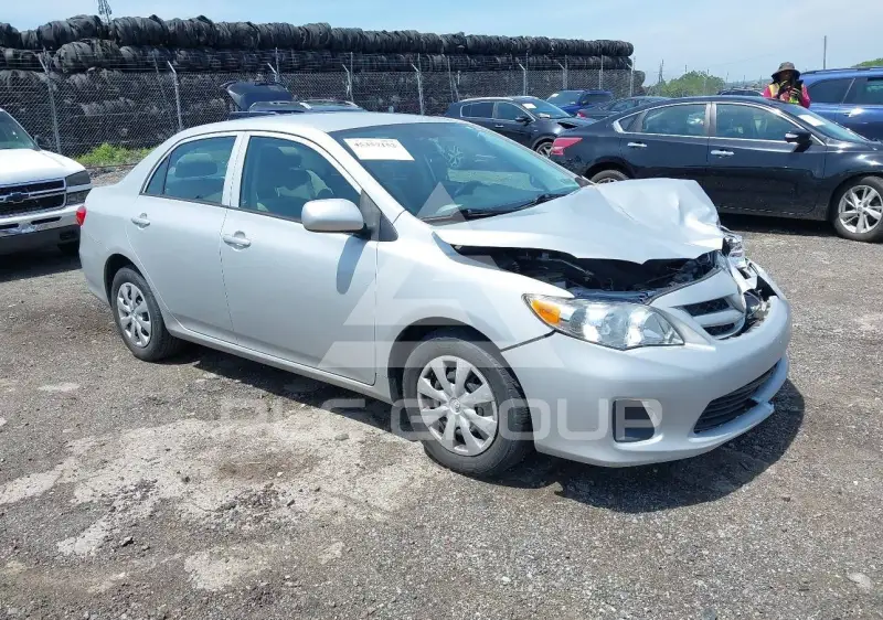 2013 Toyota COROLLA фото