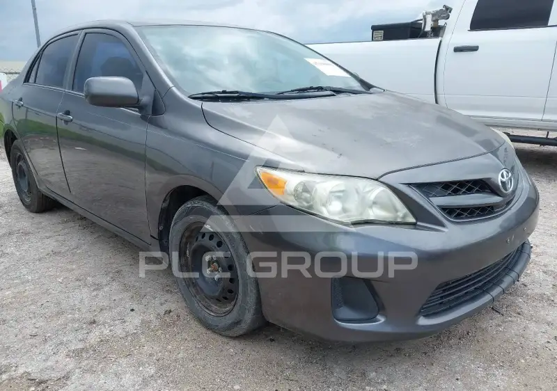 2013 Toyota COROLLA фото