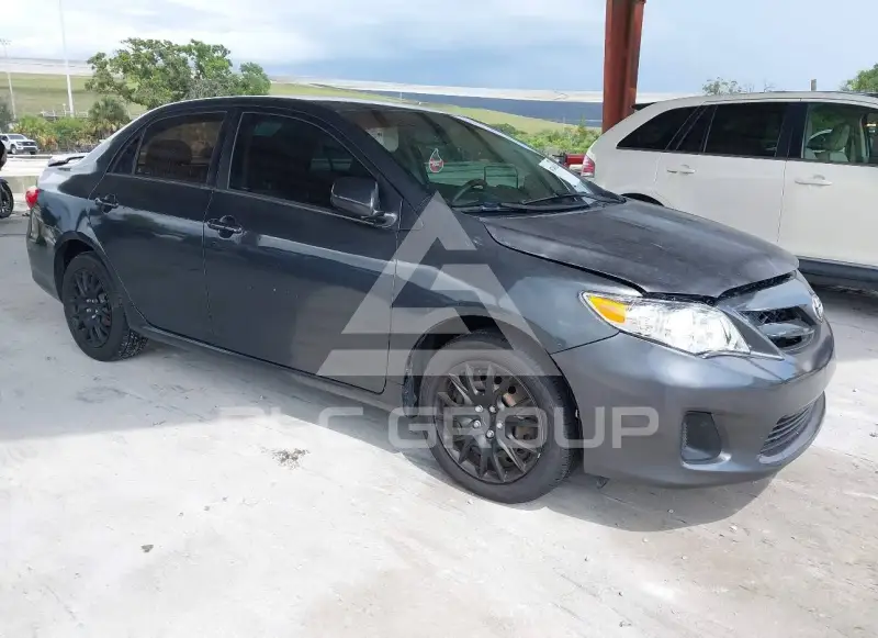 2013 Toyota COROLLA фото