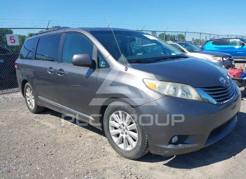 2013 Toyota SIENNA photo