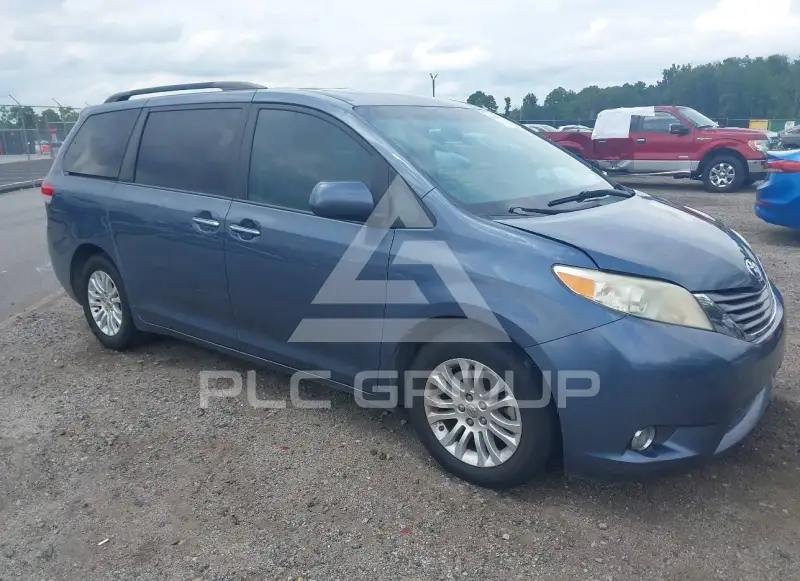 2013 Toyota SIENNA photo