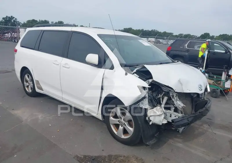 2013 Toyota SIENNA фото