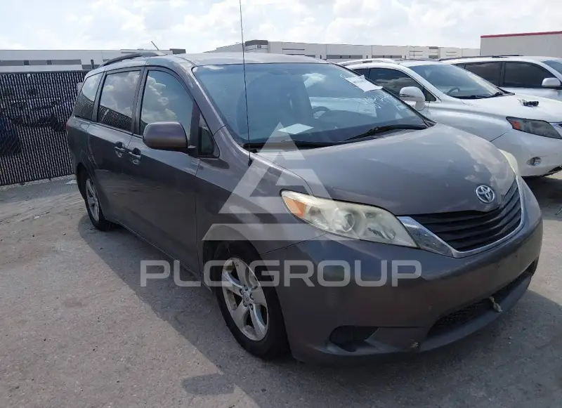 2013 Toyota SIENNA фото