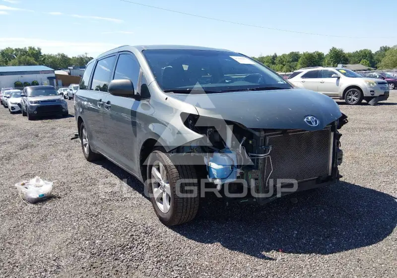 2013 Toyota SIENNA фото