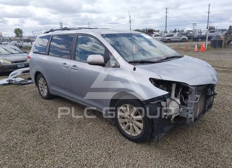 2013 Toyota SIENNA фото