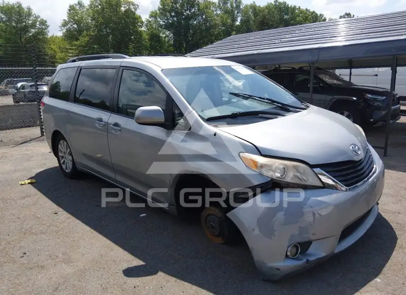 2013 Toyota SIENNA photo