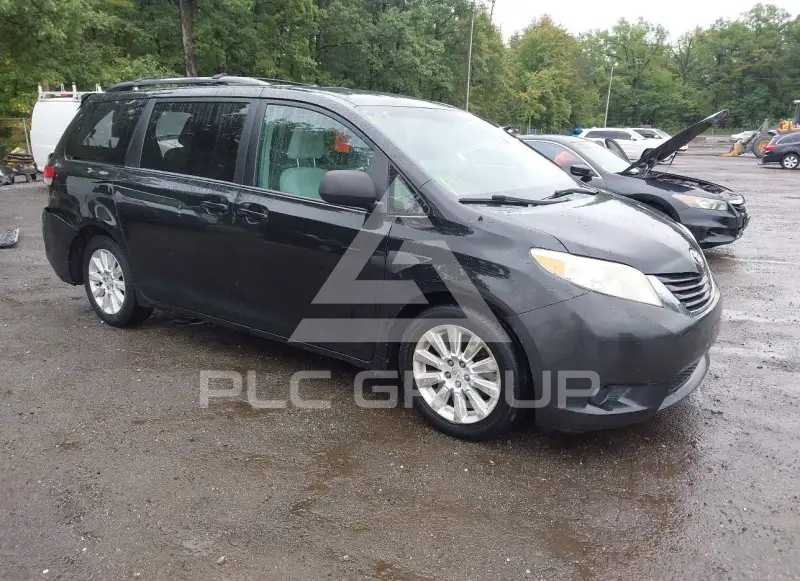 2013 Toyota SIENNA фото