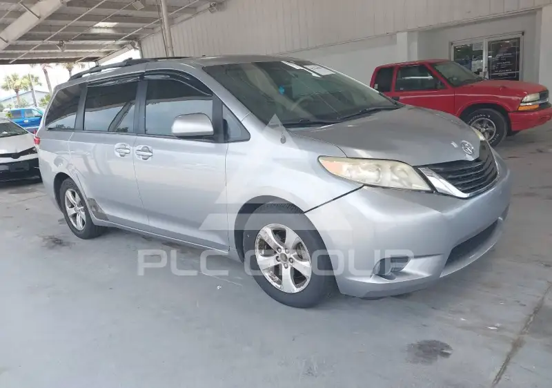 2013 Toyota SIENNA photo
