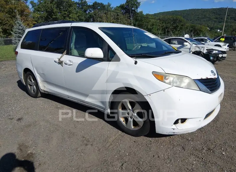 2013 Toyota SIENNA photo