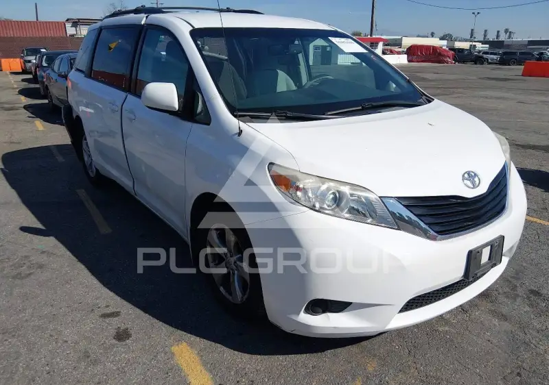 2013 Toyota SIENNA фото