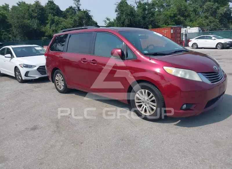 2013 Toyota SIENNA photo