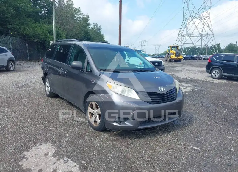 2013 Toyota SIENNA фото