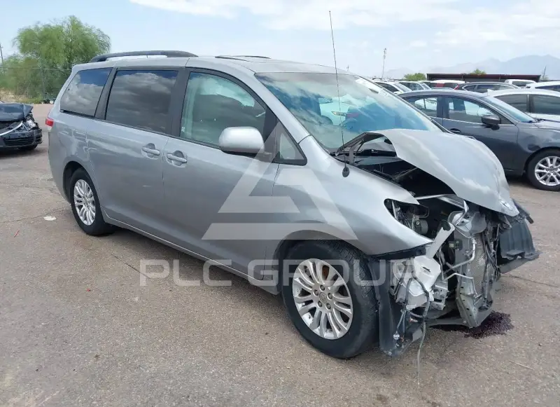 2013 Toyota SIENNA photo