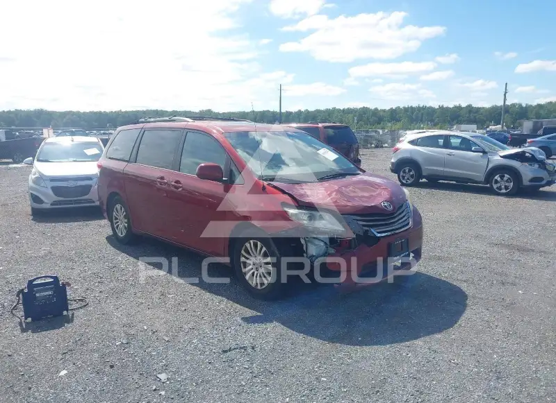 2013 Toyota SIENNA photo