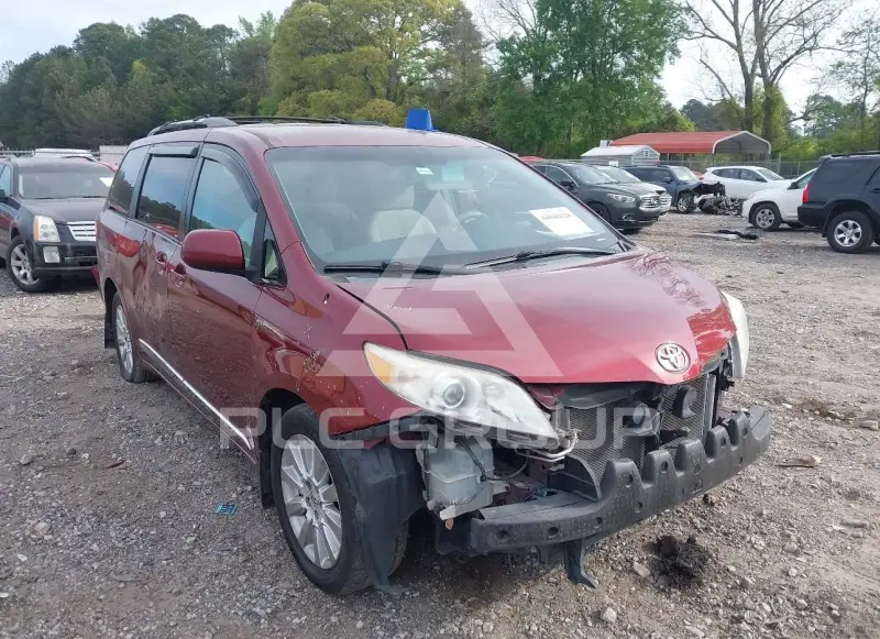 2013 Toyota SIENNA photo