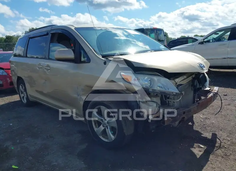 2013 Toyota SIENNA photo