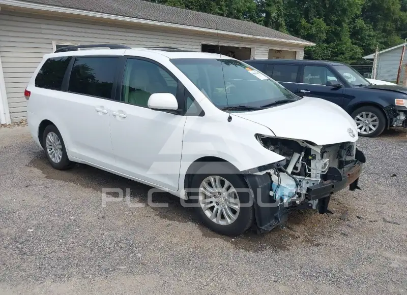 2013 Toyota SIENNA photo