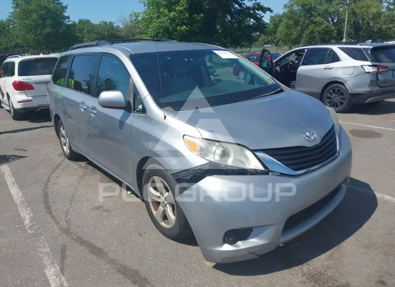 2013 Toyota SIENNA фото
