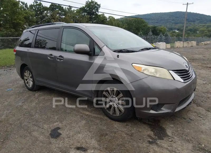 2013 Toyota SIENNA photo