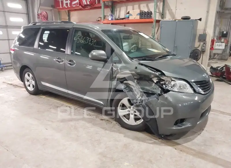 2013 Toyota SIENNA фото