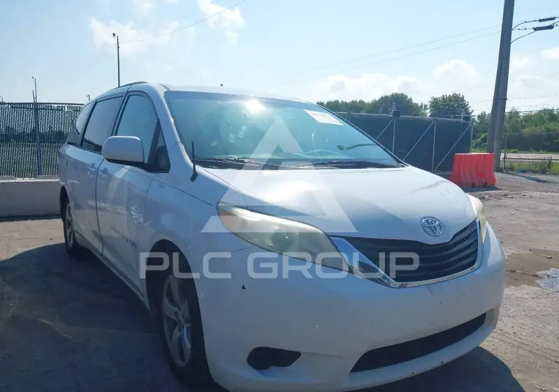 2013 Toyota SIENNA photo