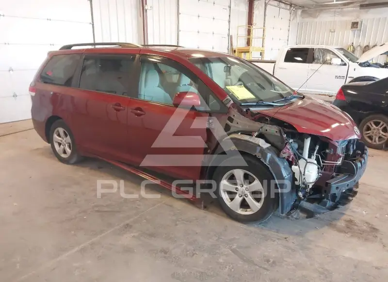 2013 Toyota SIENNA photo