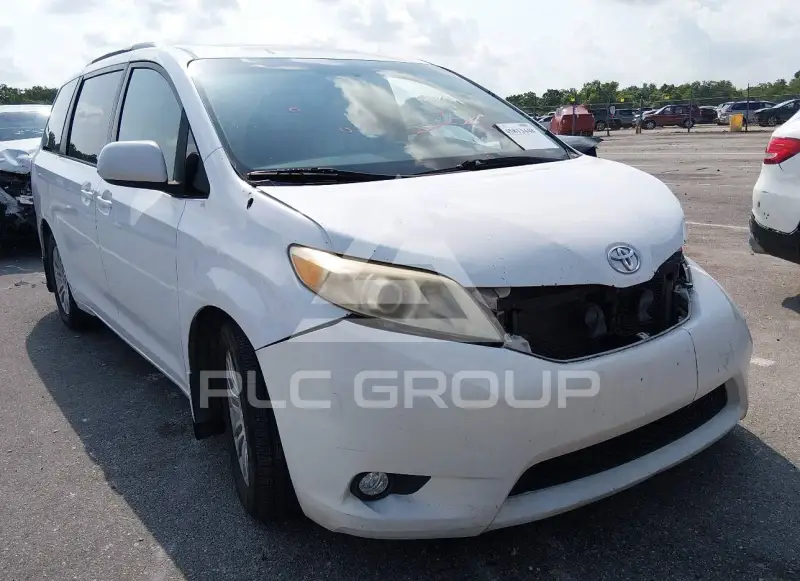 2013 Toyota SIENNA фото