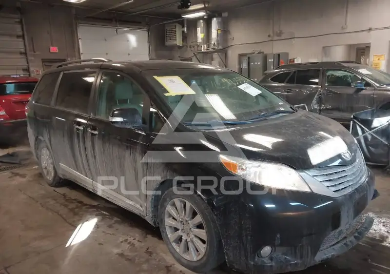 2013 Toyota SIENNA photo