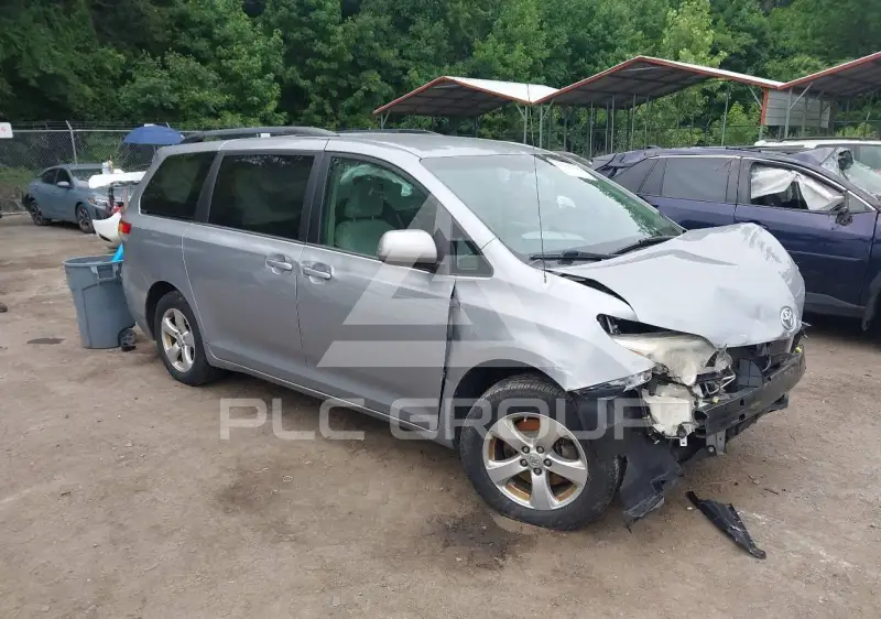 2013 Toyota SIENNA фото