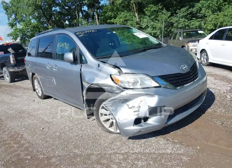 2013 Toyota SIENNA photo