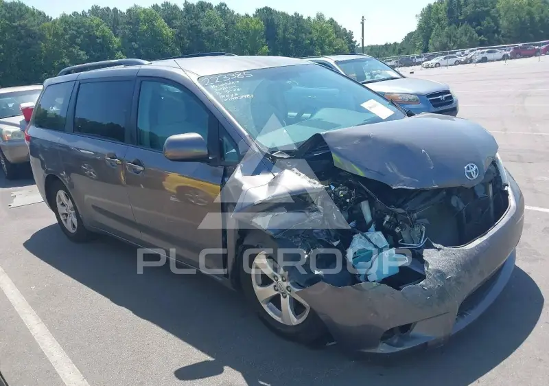 2013 Toyota SIENNA фото