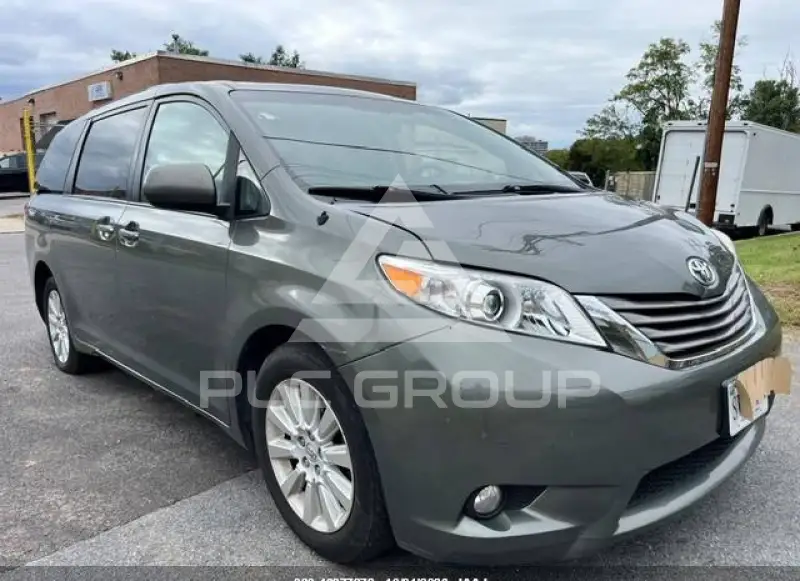 2013 Toyota SIENNA фото