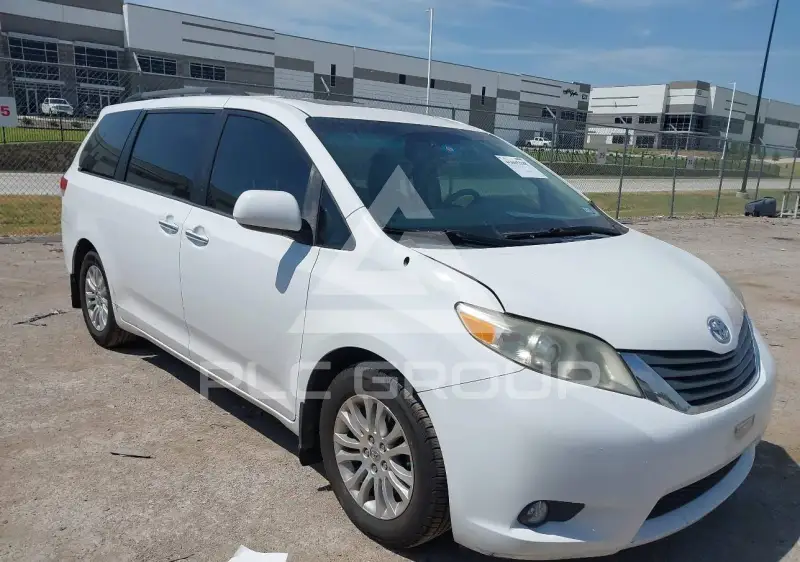 2013 Toyota SIENNA фото