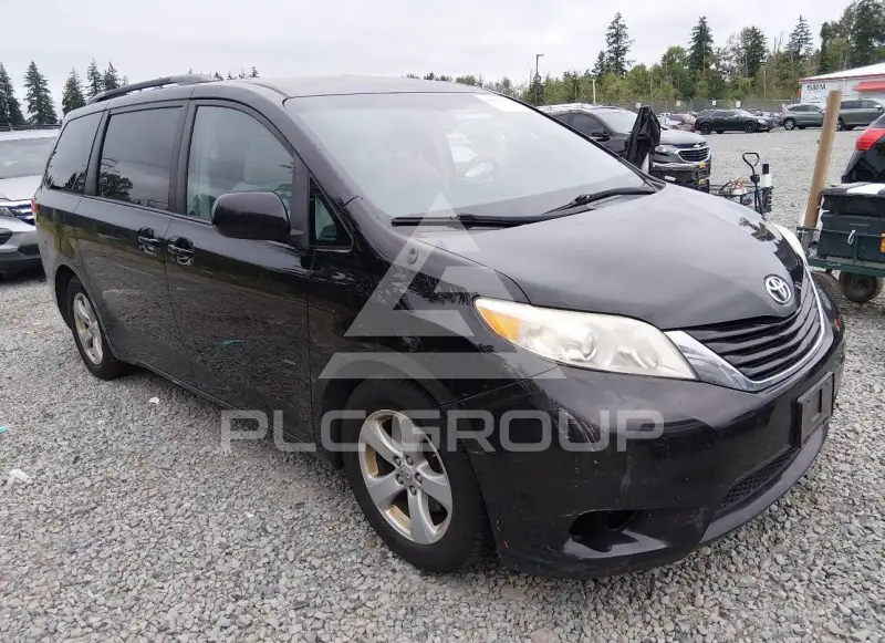 2013 Toyota SIENNA photo