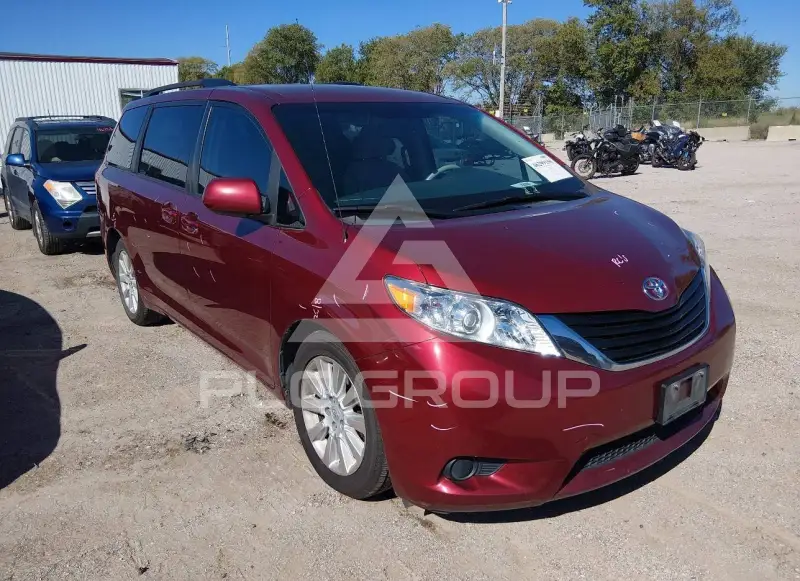 2013 Toyota SIENNA photo