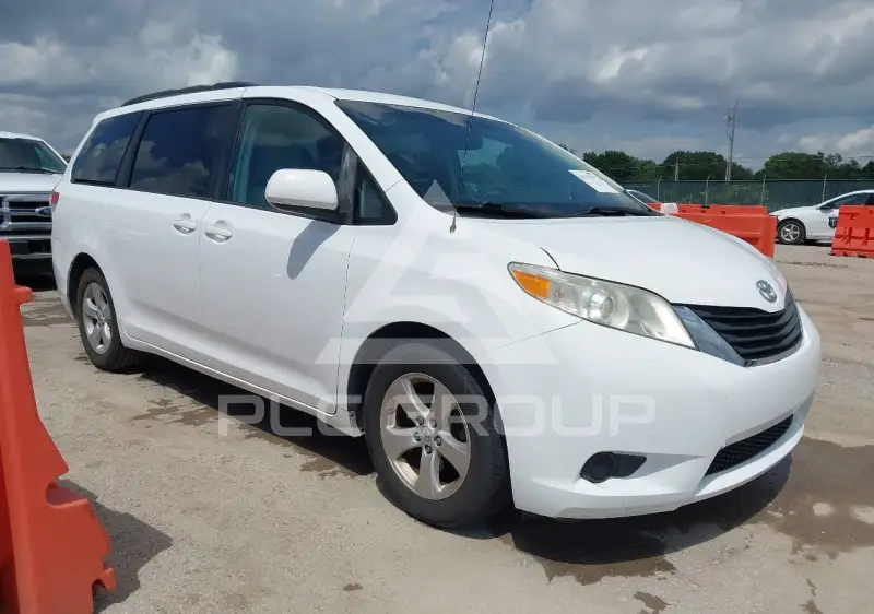 2013 Toyota SIENNA фото