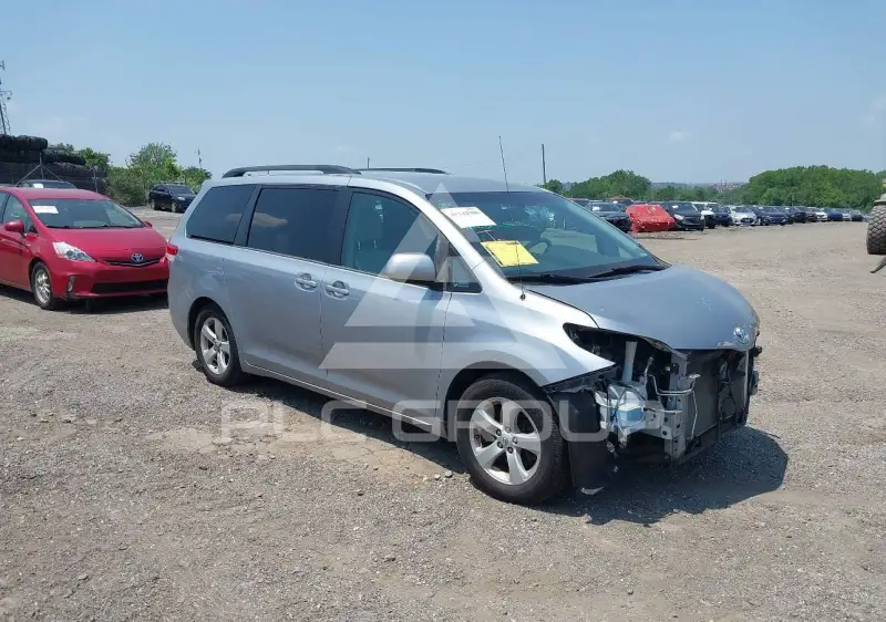 2013 Toyota SIENNA photo