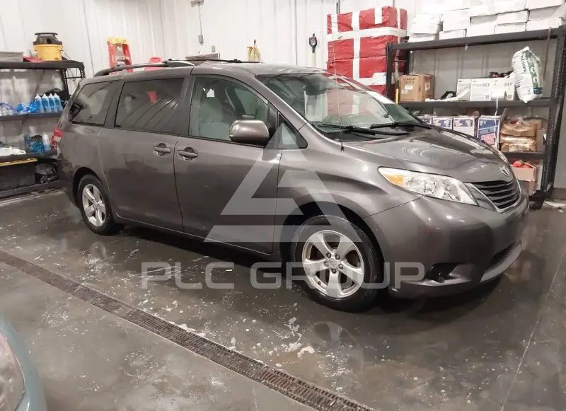 2013 Toyota SIENNA photo