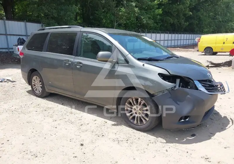 2013 Toyota SIENNA photo