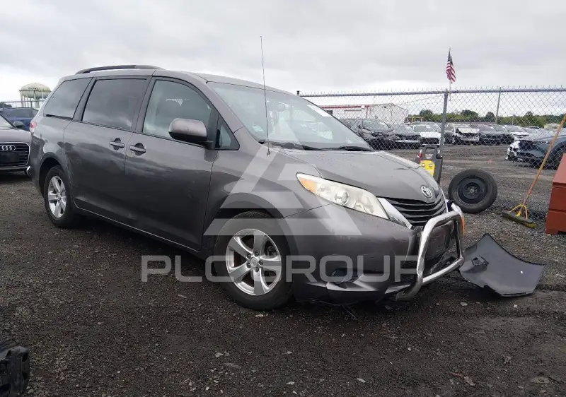 2013 Toyota SIENNA фото