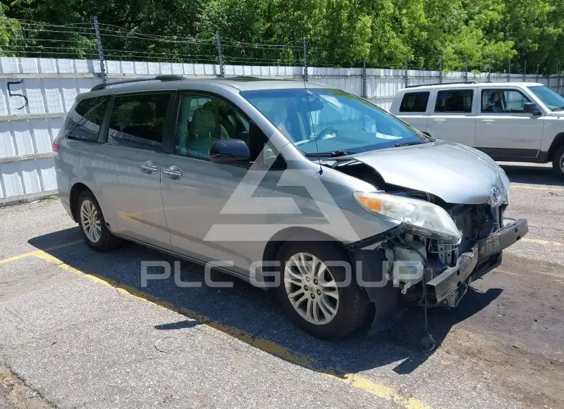 2013 Toyota SIENNA photo