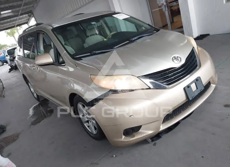 2013 Toyota SIENNA photo