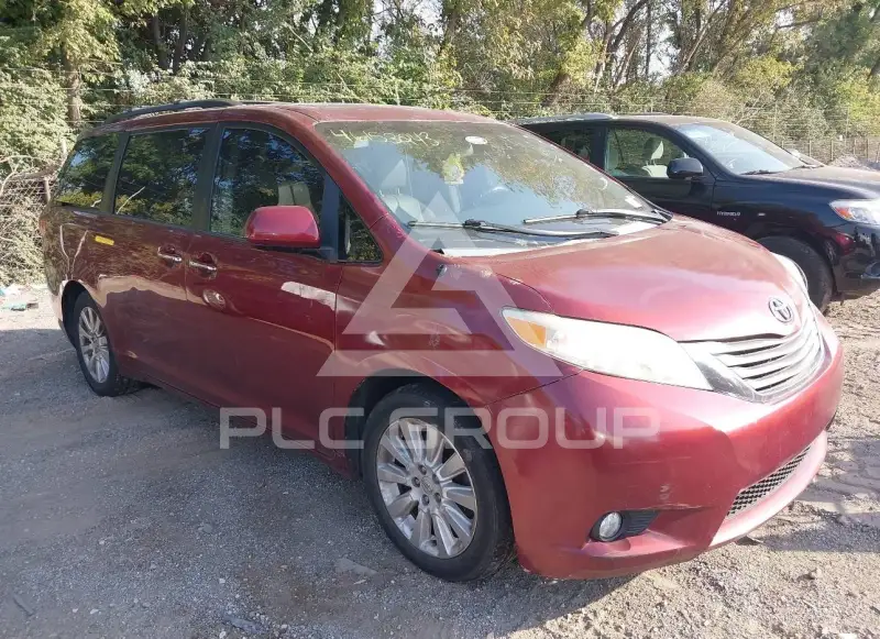2013 Toyota SIENNA photo