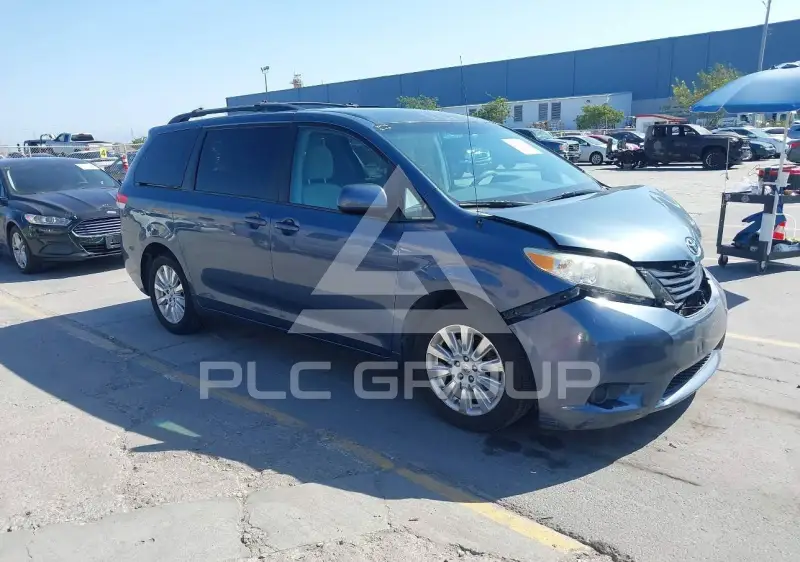 2013 Toyota SIENNA фото