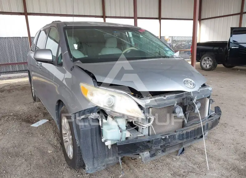 2013 Toyota SIENNA фото