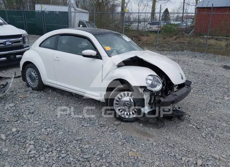 2013 Volkswagen BEETLE photo