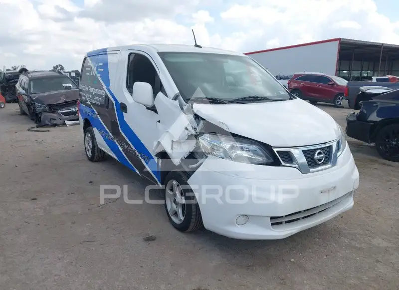 2014 Nissan NV 200 photo