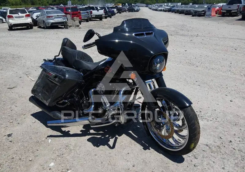 2014 Harley-Davidson FLHX photo